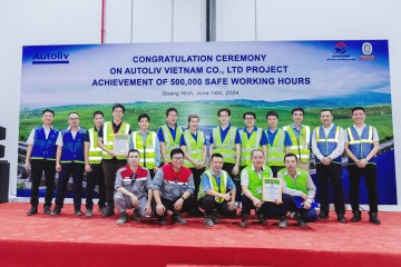 产品清除和涂层区域机器安装的移交仪式与奥托立夫越南项目达到500,000安全工时里程碑的祝贺礼仪