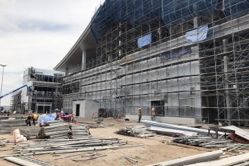 2017 年 9 月份老挝万象国际机场大楼扩大项目的施工情况。