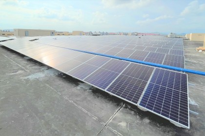屋根に太陽光パネルを設置するプロジェクト